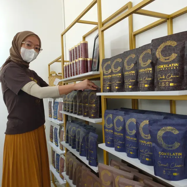 Nugroho Surosoputra bersama Irena Surosoputra meresmikan Cokelatin Signature