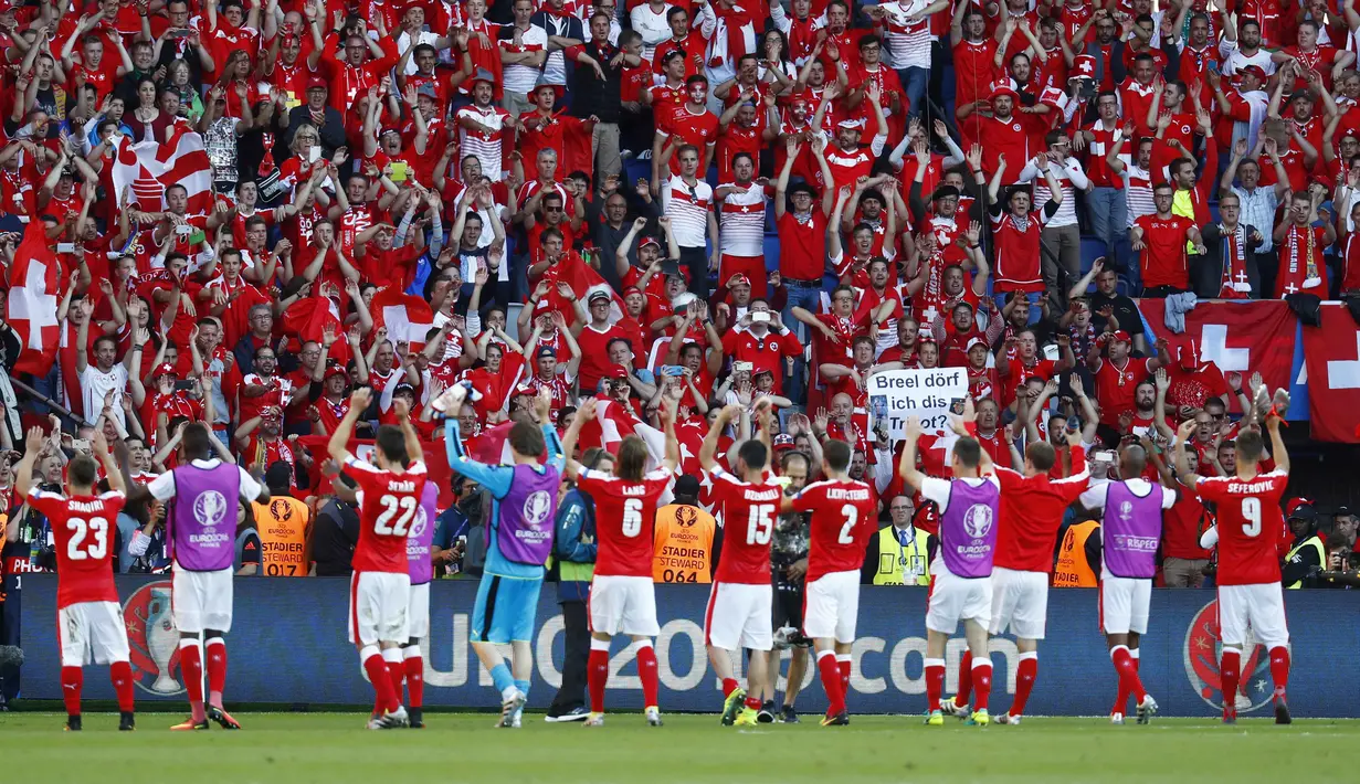 Para pemain Swiss memberikan salam kepada fans usai melawan Rumania pada laga Grup A Piala Eropa 2016 di Parc des Princes, Paris, Rabu (15/6/2016) WIB. (REUTERS/Kai Pfaffenbach)