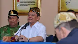 Sultan XIV Kasepuhan Cirebon P.R Arief Nata Negara (kedua kiri) memberikan keterangan pers di Gedung Joeang, Jakarta (11/2/2015). Para raja meminta kepada pemerintah agar dilibatkan dalam berbagai permasalahan bangsa dan negara.(Liputan6.com/Helmi Afandi)