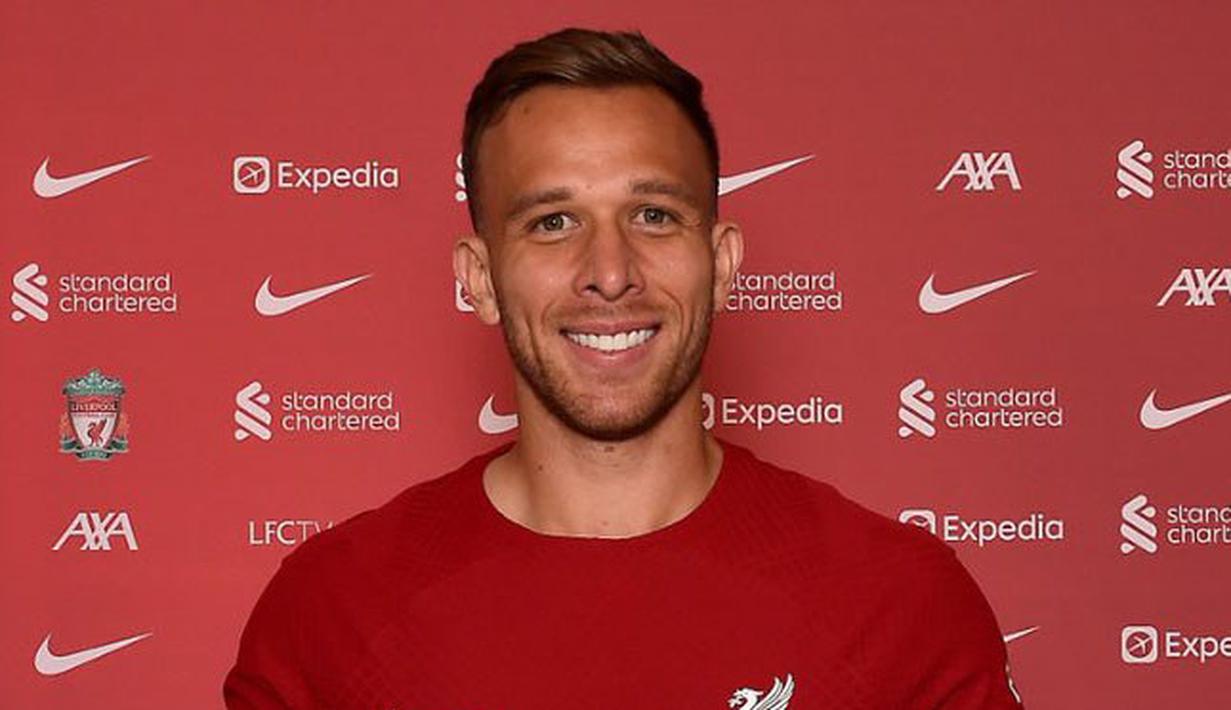 Arthur Melo didatangkan oleh Liverpool dari Juventus dengan status pinjaman. The Reds diketahui harus merogoh kocek sebesar 4,5 juta euro untuk sang pemain. Kedatangannya diharapkan akan memperbaiki lini tengah Liverpool yang dianggap kurang kreatif di awal musim Liga Inggris 2022/2023. (Twitter/@LFC)