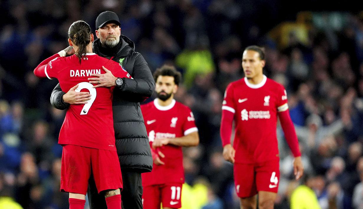 Pelatih Liverpool, Jurgen Klopp, memeluk Darwin Nunez setelah ditaklukkan Everton pada laga Liga Inggris dalam duel tunda pekan ke-29 Premier League 2023/2024, Kamis (25/4/2024). Kekalahan ini membuat selisih poin dari pemuncak klasemen Liga Inggris semakin lebar. (Peter Byrne/PA via AP)