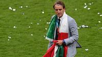 Roberto Mancini mengaku terharu dengan keberhasilan Timnas Italia menjuarai Euro 2020. (AFP/Facundo Arrizabalaga)