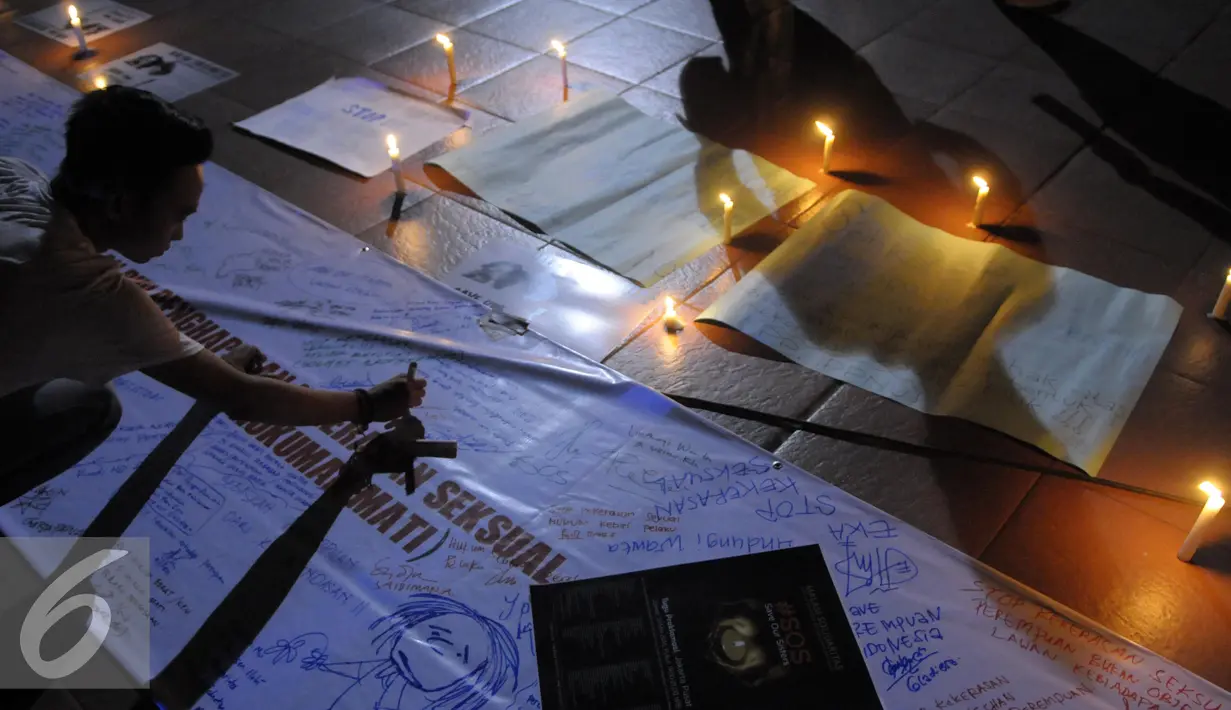 Seorang pria membubuhkan tanda tangannya sebagai bentuk dukungan untuk menghukum pelaku kejahatan seksual dengan hukuman yang berat, Jakarta, Jumat (13/5). (Liputan6.com/Helmi Afandi)