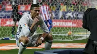 Cristiano Ronaldo lakukan selebrasi unik usai cetak gol ke gawang Atletico Madrid (Reuters / Sergio Perez)