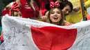 Fans wanita membawa bendera negara Jepang saat menyaksikan pertandingan RugbY Sevens di Hong Kong (9/4). Para wanita yang  ini hadir mengenakan pakaian dan atribut unik demi mendukung tim kesayangannya. (AFP Photo / Dale De La Rey)