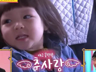 Menggemaskannya Choo Sarang saat bergabung di The Re Turn of Superman bersama si kembar tiga, Daehan, Minguk, Manse. Kalau itu, Sarang masih berusia batita. (Foto: YouTube/ KBS Entertain)