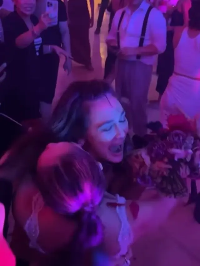 Luna Maya dapat hand bouquet (Instagram/herworldindonesia)