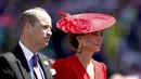 Kate Middleton bersama sang suami Pangeran William tiba dengan kereta pada hari keempat pertemuan pacuan kuda Royal Ascot. (John Walton/PA via AP)