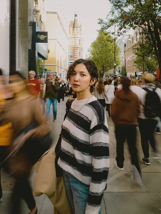 Usut punya usut, rupanya gaya rambut bondol Sheila Dara ini merupakan tuntutan perannya sebagai Aurora di film “Jalan yang jauh jangan lupa pulang”. Film ini merupakan sekuel dari NKCTHI. @sheiladaisha.