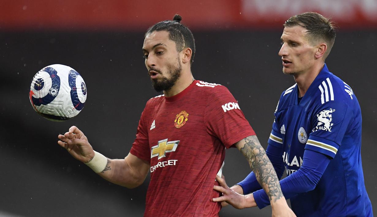Bek Manchester United, Alex Telles (kiri) menguasai bola dibayangi gelandang Leicester City, Marc Albrighton dalam laga lanjutan Liga Inggris 2020/2021 pekan ke-35 di Old Traffod Stadium, Manchester, Selasa (11/5/2021). Manchester United kalah 1-2 dari Leicester. (AP/Peter Powell/Pool)