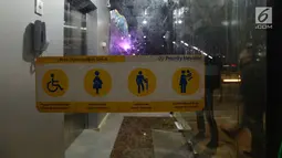 Lift bagi penyandang disabilitas melengkapi jembatan penyeberangan orang (JPO) di kawasan Jakarta Timur, Kamis (27/12). JPO ini memiliki struktur dan bentuk yang artistik dengan dihiasi lampu yang bisa berganti-ganti warna. (Merdeka.com/Imam Buhori)