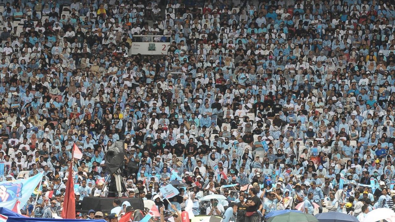 Prabowo menutup pidatonya dengan menyapa ribuan pendukungnya yang memadati stadion GBK. Prabowo mempersembahkan joget gemoy berbaur dengan penonton yang tumpah ruah naik ke panggung.