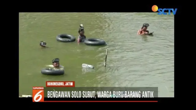 Debit air Sungai Bengawan Solo yang turun dimanfaatkan warga untuk mencari barang antik peninggalan zaman Kerajaan Majapahit.