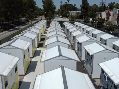 Pemandangan unit-unit rumah di Tarzana Tiny Home Village terlihat di lingkungan Tarzana, Los Angeles, California, Amerika Serikat, 9 Juli 2021. Tarzana Tiny Home Village menawarkan hunian sementara bagi para tunawisma. (Robyn Beck/AFP)