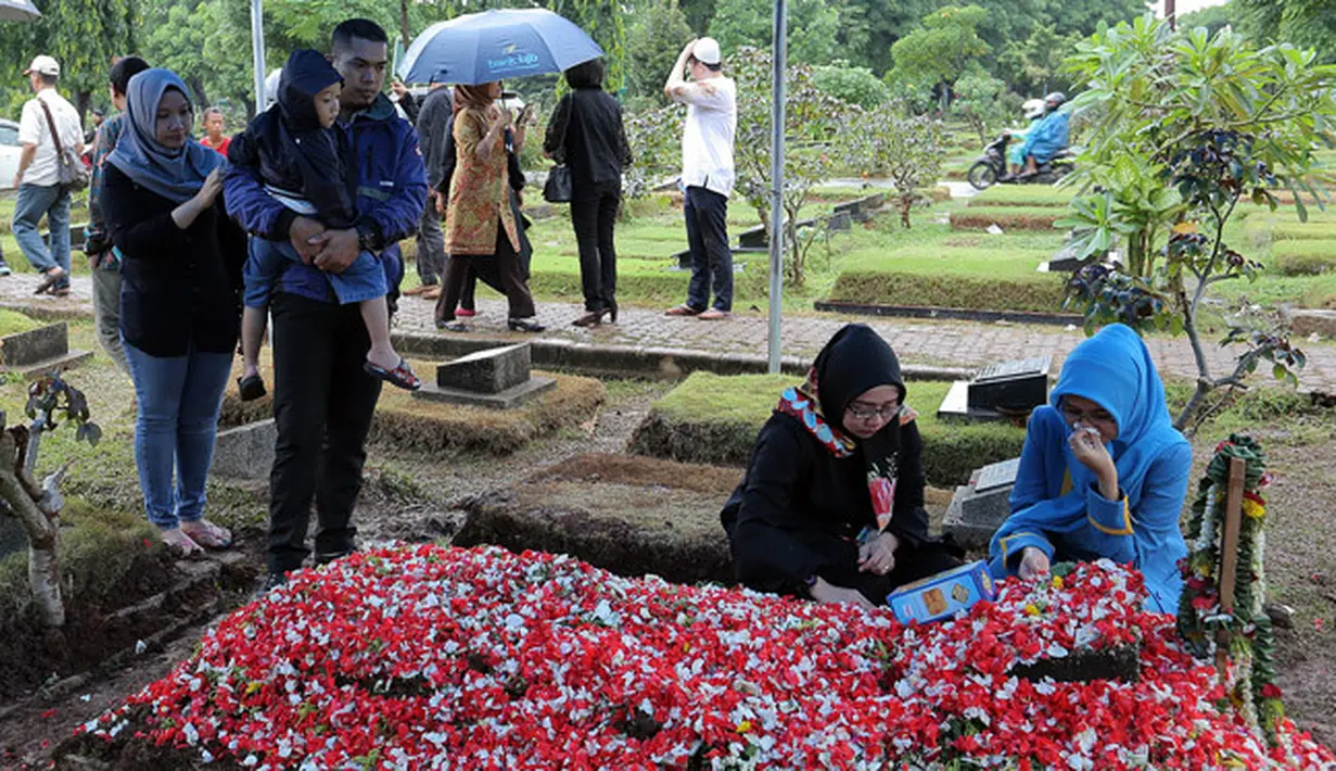 Kakak Dea Imut, Reza dimakamkan di TPU Pondok Kelapa 2, Jakarta Timur, Senin (15/1/2018). Susasana haru mewarnai pemakaman lantaran kepergiannya mengagetkan banyak pihak. (Deki Prayoga/Bintang.com)