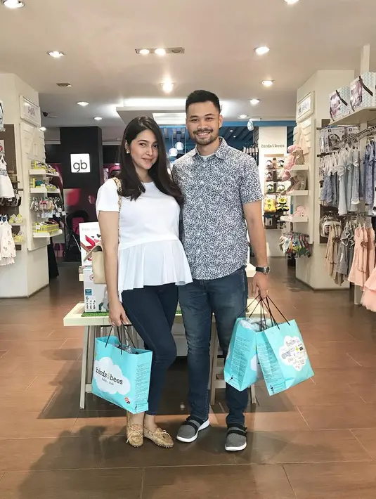 Sekedar info, Reshwara Argya Radinal atau Reshi merupakan atlet berkuda resmi mempersunting Nabila Minggu, 20 Desember 2015. Kini, keduanya tengah berbahagia dengan kehadiran buah hatinya sebagai pelengkap dalam keluarganya. (Instagram/nabilerz)