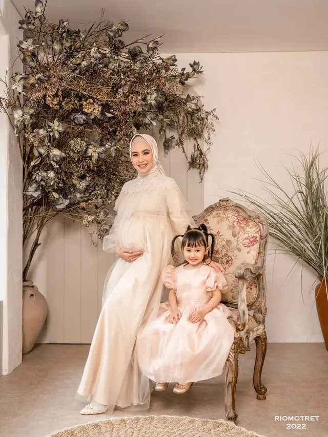 Hamil Anak Kedua, Ini 7 Maternity Shoot Kartika Putri yang Menawan