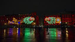 Dekorasi cahaya peringatan 500 tahun perlawanan Meksiko-Tenochtitlan terhadap Spanyol di Zocalo Square Mexico City, 12 Agustus 2021. Pada 13 Agustus, Meksiko akan memperingati 500 tahun "jatuhnya" ibu kota Aztec Tenochtitlan ke tangan para penakluk dan sekutu pribumi mereka. (CLAUDIO CRUZ/AFP)