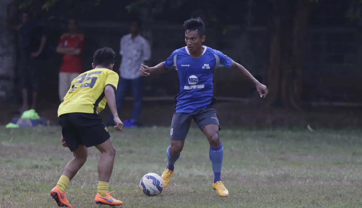 Pemain PBR, Dibyo Caesario berusaha mengecoh pemain Villa 2000 pada laga persahabatan jelang Piala Jenderal Sudirman di Lapangan ISCI, Jakarta, Kamis (5/10/2015). PBR berhasil menang 2-0. (Bola.com/Vitalis Yogi Trisna)