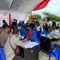 Puluhan Mahasiswa Untad mengantre di gerai vaksinasi gratis di Mapolda Sulteng, Senin (14/6/2021). 4.000 mahasiswa ditargetkan divaksin sebelum perkuliahan tatap muka dibuka. (Foto: Humas Polda Sulteng).