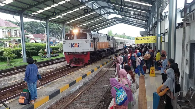Para penumpang bersiap naik ke dalam kereta api di staisun Kali Stail Banyuwangi (Istimewa)