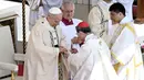 Kardinal Filipina Luis Antonio Gokim Tagle memasang Cincin Nelayan di jari Paus Leo XIV dalam sebuah misa awal masa kepausannya, di alun-alun Santo Petrus, Vatikan, pada Minggu 18 Mei 2025. (Filippo MONTEFORTE/AFP)