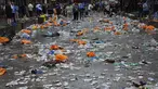 Suporter Skotlandia membantu membersihkan sampah yang ditinggalkan fans yang berpesta jelang pertandingan grup D Euro 2020 melawan Inggris di London, Jumat (18/6/2021). (AP Photo/Kirsty Wigglesworth)