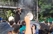 Emak-Emak Bakar Semangat Mahasiswa: Hari Ini Indonesia Gelap Gulita