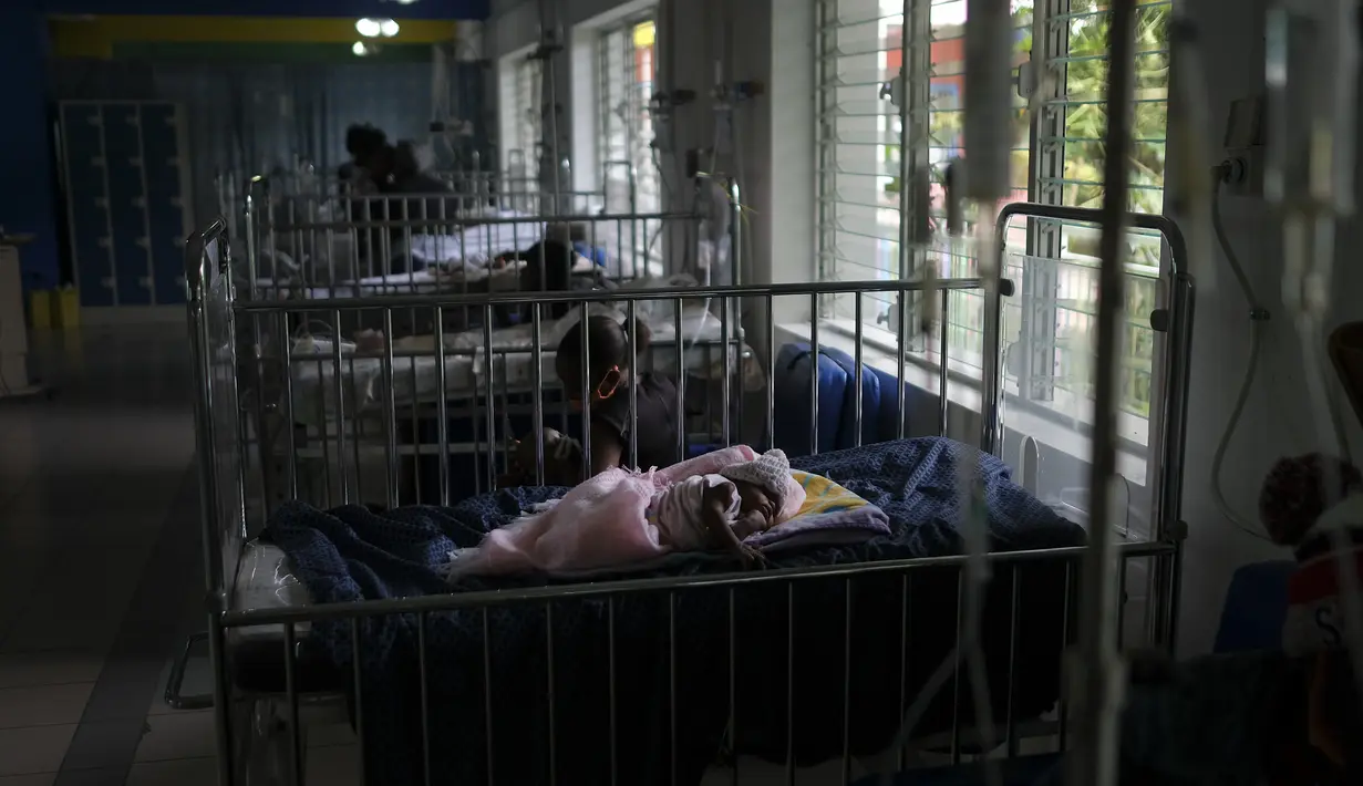 Seorang bayi beristirahat di tempat tidur Rumah Sakit Anak Saint Damien Port-au-Prince, Haiti, Minggu (24/10/2021). Dilanda krisis, rumah sakit pediatri utama ibu kota hanya memiliki bahan bakar yang tersisa 3 hari untuk menjalankan ventilator dan peralatan medis. (AP/Matias Delacroix)
