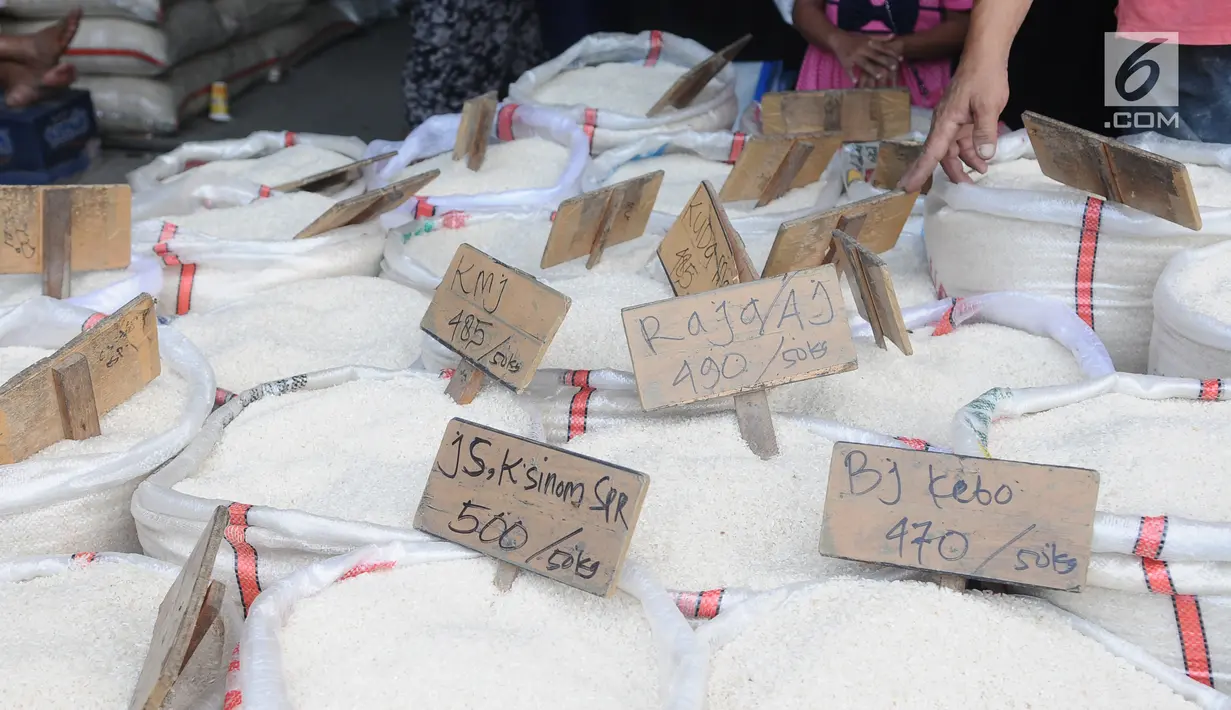 Beras dijual di pasar induk cipinang, Jakarta, Kamis (13/12). Direktur Pasar Induk Beras Cipinang Arief Prasetyo Adi memastikan, ketersediaan stok beras di pasar masih dalam kategori aman jelang Natal 2018 dan Tahun Baru 2019. (Liputan6.com/Angga Yuniar)