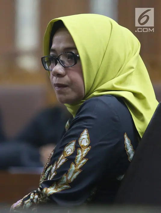 Terdakwa kasus suap PLTU Riau-1, Eni Maulani Saragih saat mengikuti sidang dakwaan di Pengadilan Tipikor, Jakarta, Kamis (29/11). Mantan Wakil Ketua Komisi VII DPR itu didakwa menerima suap sebesar Rp 4,75 miliar. (Liputan6.com/Herman Zakharia)