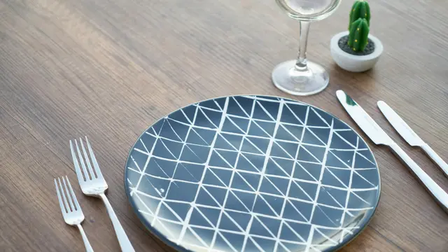 2. Hindari Berbagi Peralatan Pribadi dengan Orang Lain