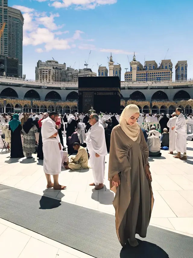 Gaya modis Luna Maya dalam balutan hijab sederhana