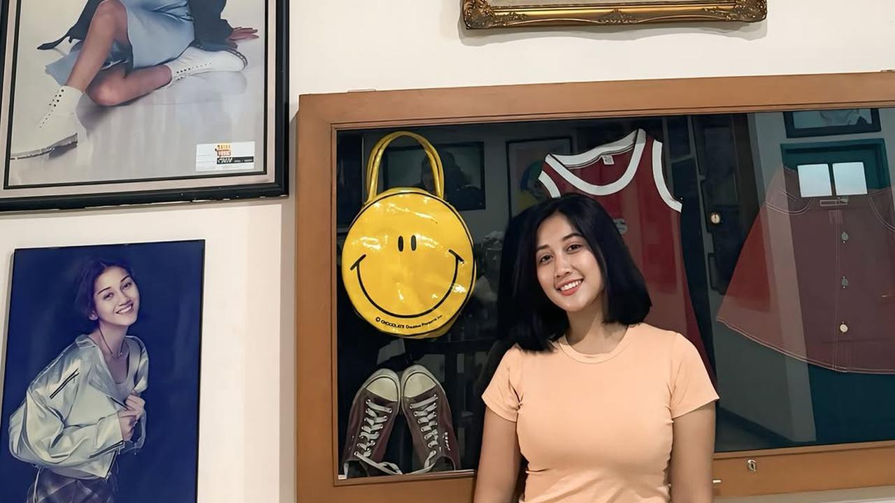Potret Nita Gunawan Kunjungi Museum Nike Ardilla, Bikin Netizen Kaget Karena Disebut Mirip
