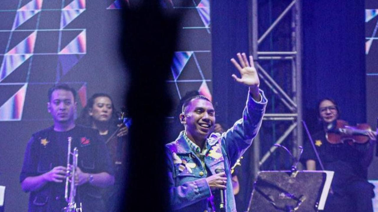 FOTO: Gelar Konser Bertajuk "The Sweet Seventeen Show", Grup Band RAN Menghipnotis Para Penonton di Basket Hall Senayan