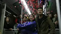 Li Chong melamarnya di bus kota yang sama saat keduanya pertama kali bertemu 6 tahun yang lalu. 