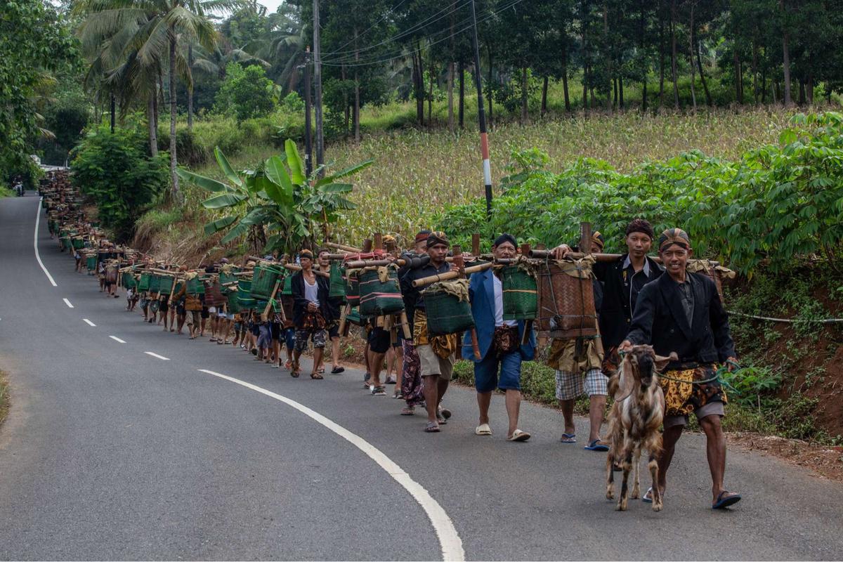 Masyarakat adat Bonokeling jalan kaki 40 km untuk ziarahi leluhur jelang Ramadan