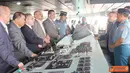 Citizen6, Jakarta: Delegasi Angkatan Bersenjata Irak menerima penjelasan dari Komandan KRI Banda Aceh-593 Letkol Laut (P) Suratun tentang spesifikasi teknis KRI Banda Aceh-593 di Anjungan Kapal, pada Kamis (4/10). (Pengirim: Dispenkolinlamil).