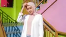 Pada foto ini, Ellen memakai hijab berwarna pink dipadukan dengan baju yang berwarna seragam dan outer berwarna putih. Ellen mulai dikenal publik sebagai anggota Cherrybelle pada tahun 2015-2016. (Liputan6.com/IG/@ellennitaa)