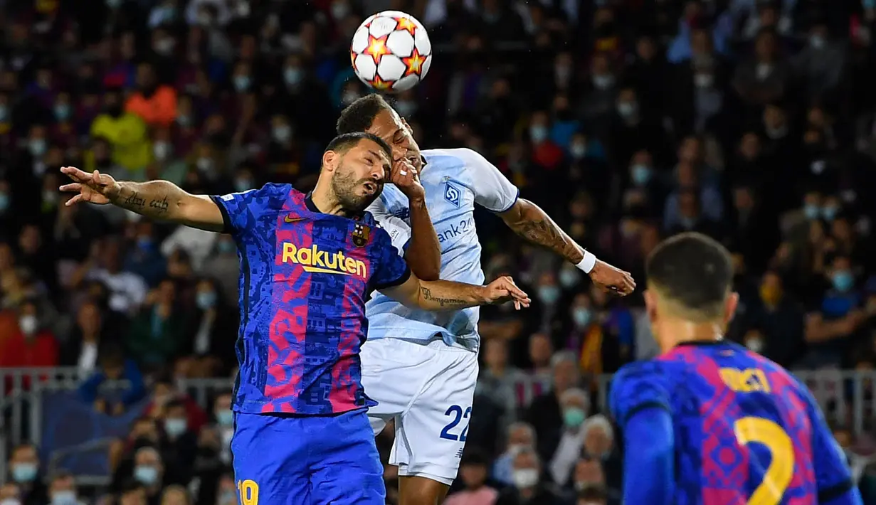 Sergio Aguero - Kondisi Aguero yang telah pulih dari cedera membuatnya mempunyai kesempatan besar merasakan laga El Clasico pertamanya. Striker haus gol ini merupakan ancaman nyata bagi Real Madrid di laga nanti. (AFP/Josep Lago)