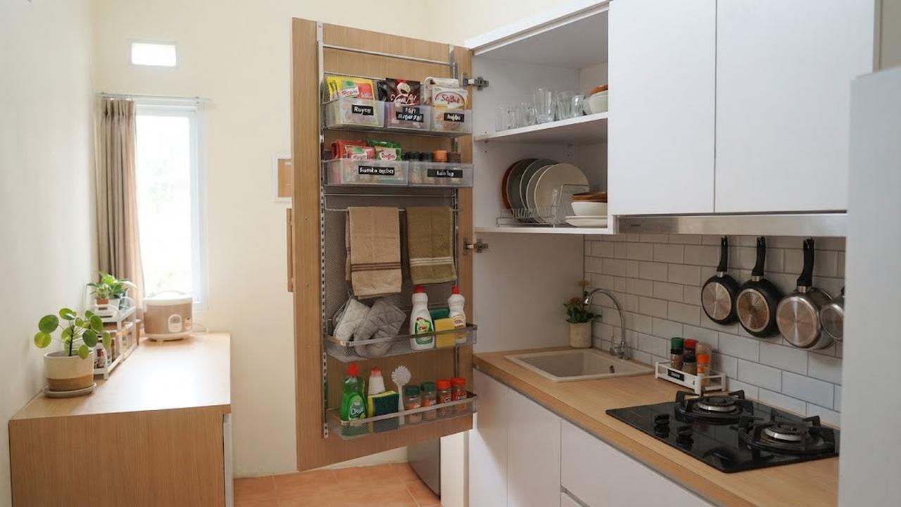 Tempat penyimpanan dapur minimalis modern yang cocok untuk rumah tipe kecil model organizer pintu kabinet untuk barang-barang kecil