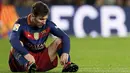 Pemain Barcelona, Lionel Messi tertunduk setelah dijegal pemain Espanyol pada laga 16 besar Copa del Rey di Stadion Camp Nou, Barcelona, Kamis (7/1/2016) dini hari WIB.  (REUTERS/Albert Gea)