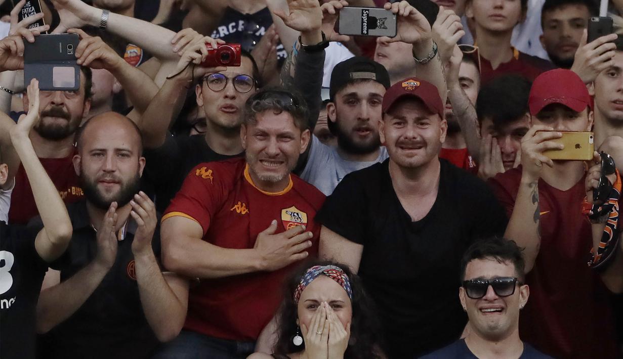 Sejumlah supporter AS Roma menangis saat perayaan perpisahan Francesco Totti di Stadion Olimpico, Roma, Minggu (28/5/2017). Selama 25 tahun Totti berkarier di AS Roma. (AP/Alessandra Tarantino)