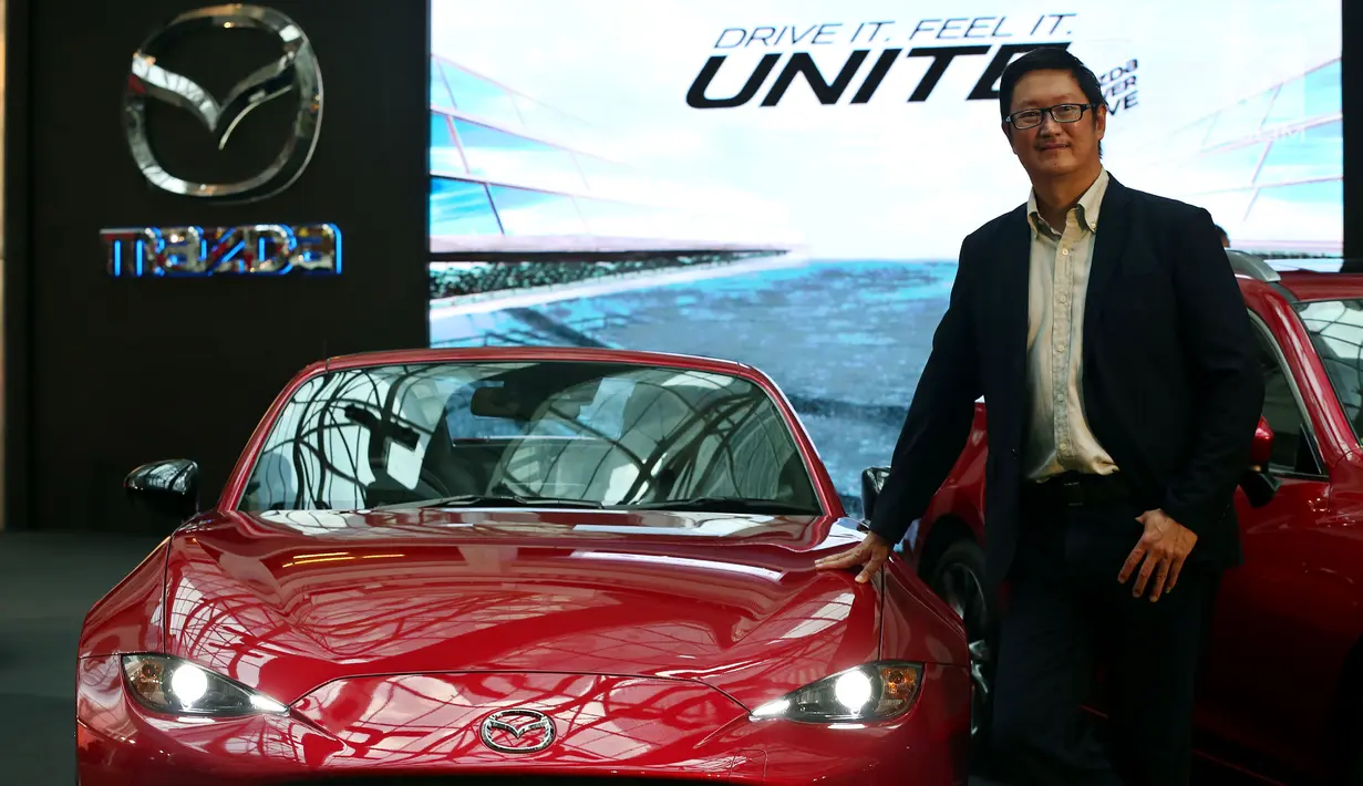 Presiden Direktur PT. Emi Roy Aman Arfandy berpose di dekat mobil New Mazda MX-5 RF pada pagelaran Mazda Power Drive 2017 di Epiwalk, Kuningan, Jakarta, Sabtu (21/10). (Liputan6.com/JohanTallo)