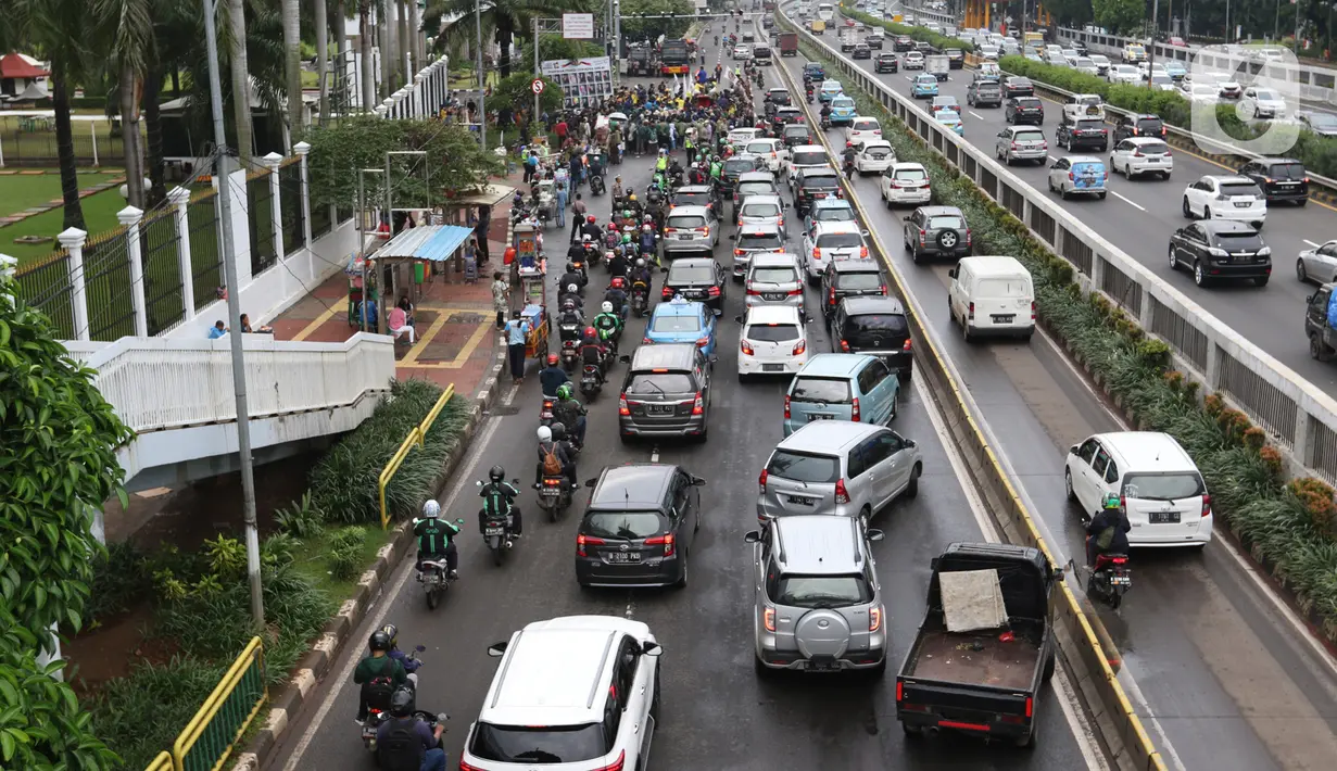Kendaraan terjebak kemacetan di Jalan Gatot Subroto, Jakarta, Rabu (4/2/2020). Kemacetan tersebut imbas unjuk rasa mahasiswa di depan Gedung DPR. (Liputan6.com/Johan Tallo)