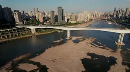 Foto udara memperlihatkan kondisi Sungai Jialing, anak Sungai Yangtze, di Kota Chongqing, China, Rabu (24/8/2022). Peringatan kekeringan nasional telah dikeluarkan karena gelombang panas berkepanjangan dan parah di barat daya China yang berpenduduk padat diperkirakan akan berlanjut hingga September. (Noel Celis/AFP)