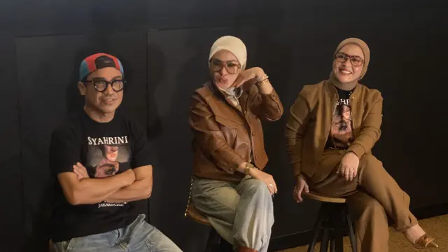 Dino Hamid, Syahrini, dan Aisyahrani dalam konferensi pers Syahrini: Aku Kembali Live in Concert yang dihelat di kawasan SCBD, Jakarta, Selasa (27/10/2026). (Liputan6.com/Nola Vemiliana)