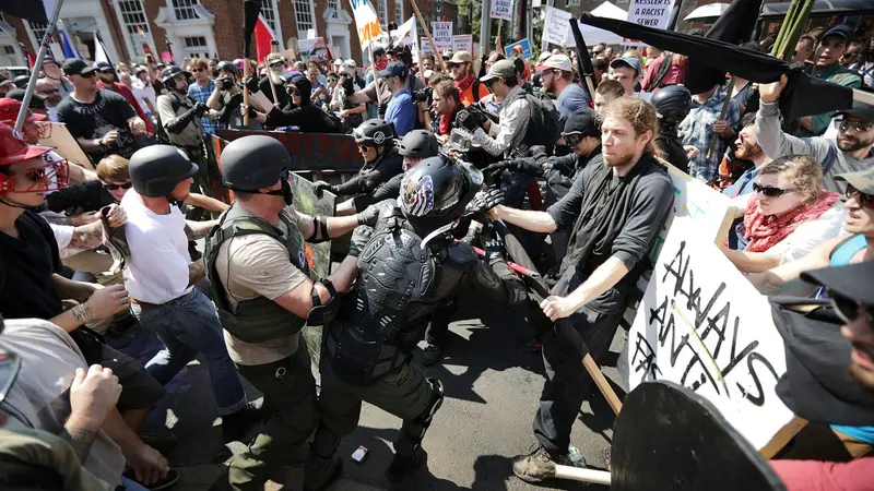 Bentrokan antar demonstran di Charlottesville, Virginia, Amerika Serikat (AP)