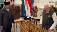 Momen PM Modi Belajar Main Angklung Bersama Prabowo