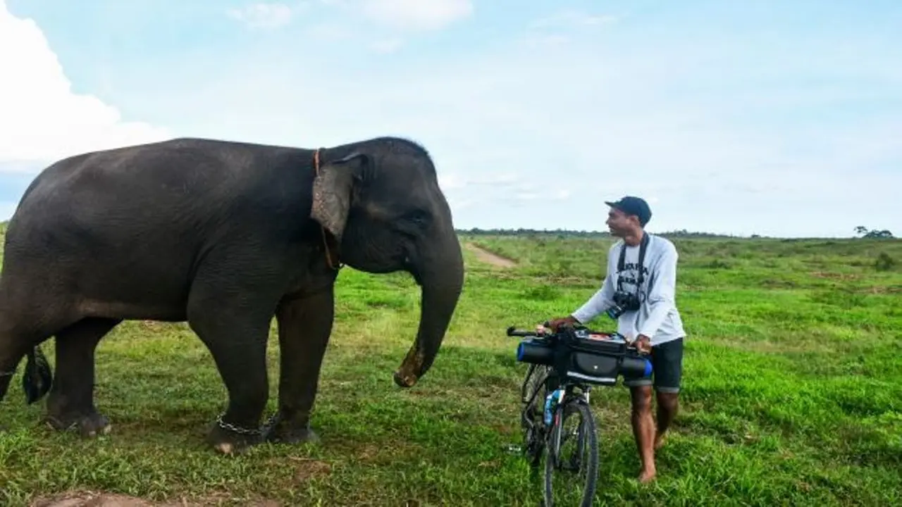 [Bintang] Demi Menyelamatkan Rumah Gajah di Aceh, Dua Pemuda Ini Rela Bersepeda Keliling Sumatera